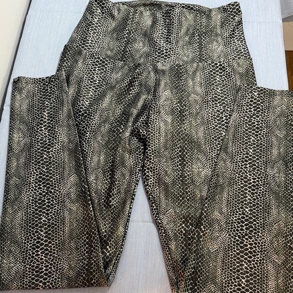 Onzie Black and White Snake Print Leggings - Picture 1 of 4